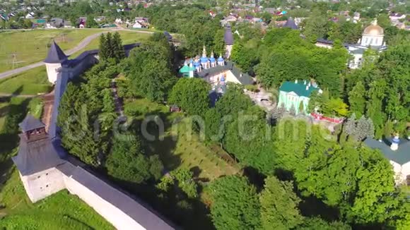 过圣睡普斯科夫佩切斯克修道院航拍视频普斯科夫州Pechora视频的预览图