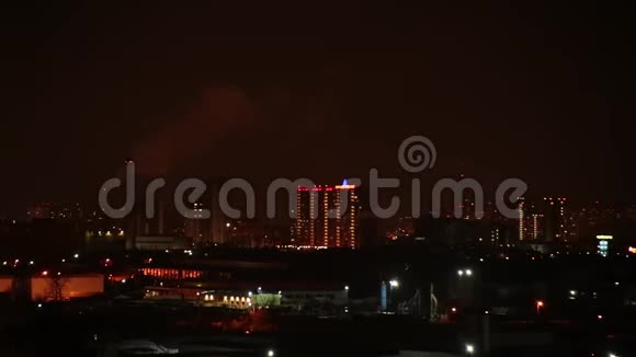 夜间城市景观高层建筑在建工厂和管道有烟雾视频的预览图
