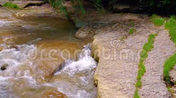 奥尔霍夫卡河的河床位于基斯洛沃茨克市医疗度假胜地高山公园视频的预览图