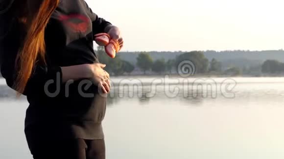 斯隆莫秋天的日落时分一位虔诚的孕妇与婴儿拖鞋视频的预览图