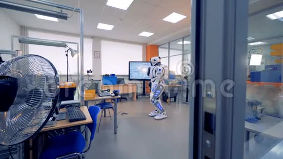 工程办公室里有一个类似人类的机器人视频的预览图