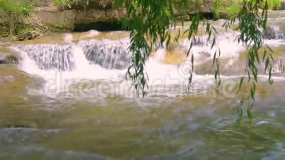 奥尔霍夫卡河的河床位于基斯洛沃茨克市医疗度假胜地高山公园视频的预览图