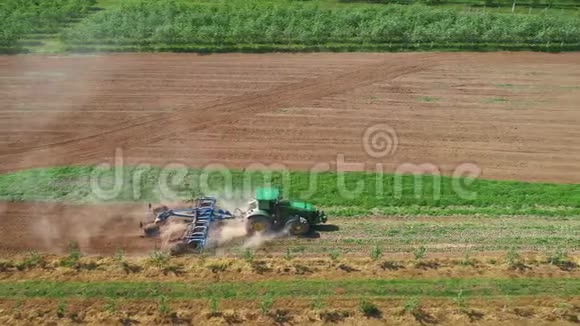 拖拉机在播种前犁耕农田视频的预览图