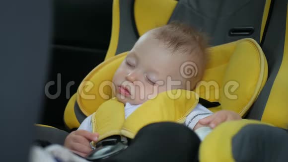 婴儿睡在碍事的车里坐在车后座睡觉的孩子视频的预览图