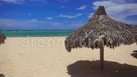 漫步在奢华的沙滩上视频的预览图