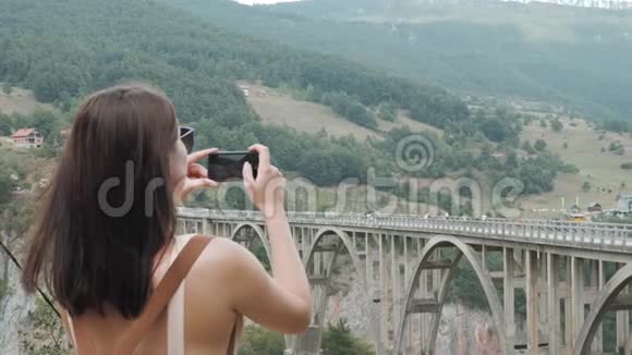 在黑山旅游生活方式中的旅游女孩在桥上拍照视频的预览图