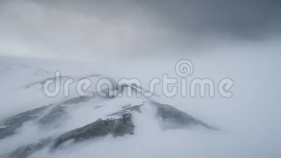 南极山脉上空的仲夏暴风雪视频的预览图
