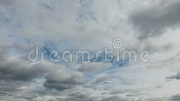 灰色的雨云覆盖天空天气变化视频的预览图