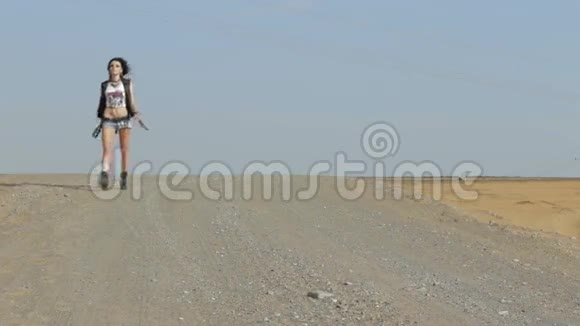 走在沙漠路上的女孩视频的预览图