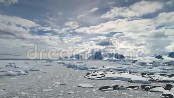 南极海洋的空中拍摄快速移动的云视频的预览图