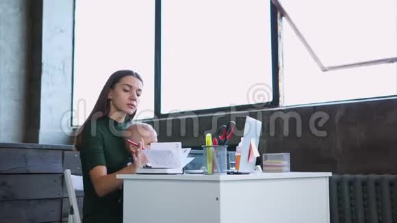 忙碌的女人正在和她的孩子一起做笔记视频的预览图