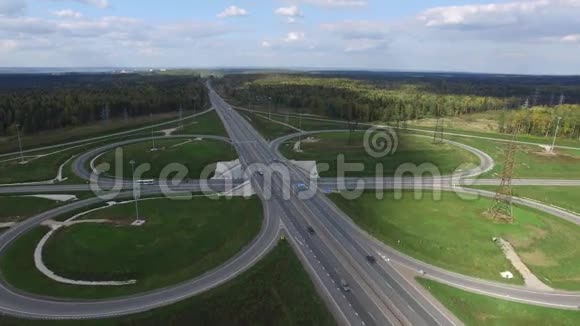 高速公路和电力线路视频的预览图
