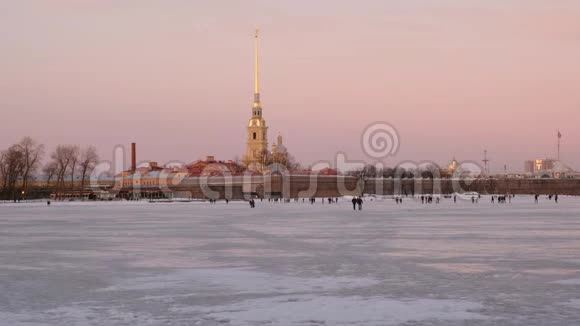 冬天的圣彼得堡彼得和保罗堡垒的景色视频的预览图