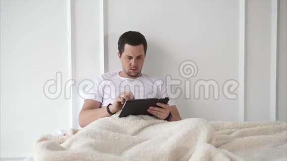 有胡茬的人躺在床上拿着药片视频的预览图