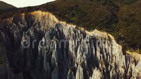 新西兰的空中盘右尖顶地层视频的预览图