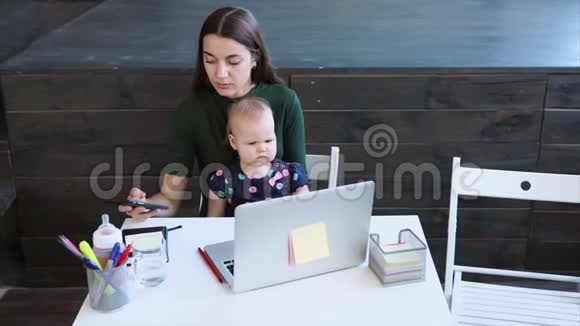女人带着女儿来到办公室视频的预览图
