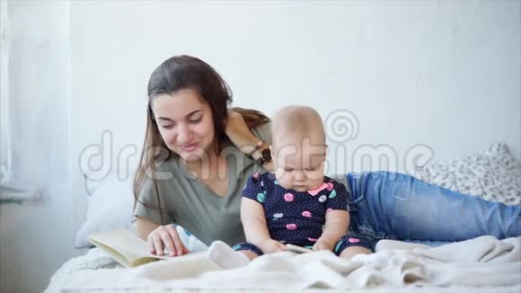 妈妈正在卧室里为她的孩子读童话故事视频的预览图