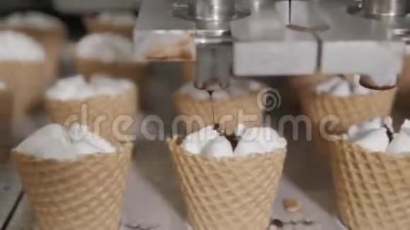 机器人机器自动将冰淇淋和巧克力倒入晶片杯中输送机自动输送线视频的预览图
