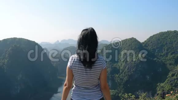 悬崖边上的女人举手视频的预览图