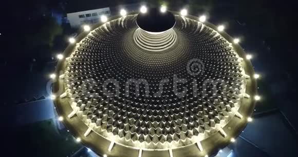 建筑物的圆形屋顶一段录音从上面看到的视频的预览图