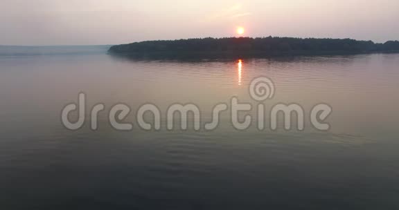 平静的湖面景色视频的预览图
