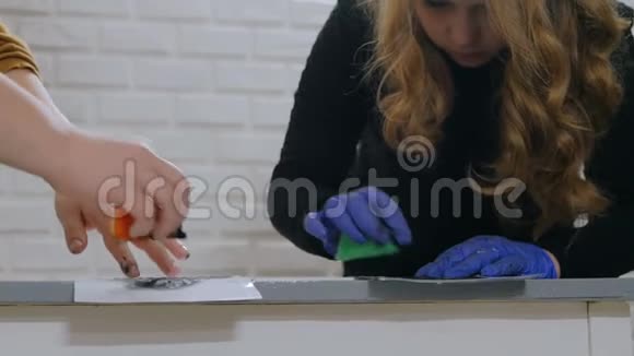 女人手画木圈视频的预览图