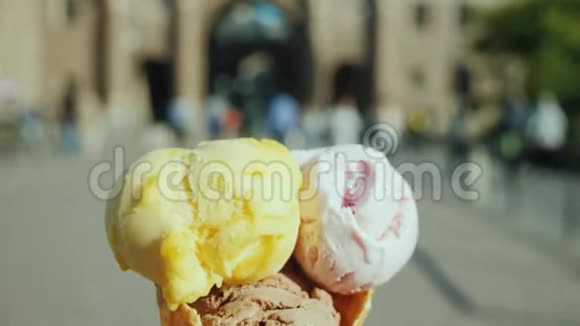 斯德哥尔摩第一人称步行与冰淇淋锥POV视频视频的预览图