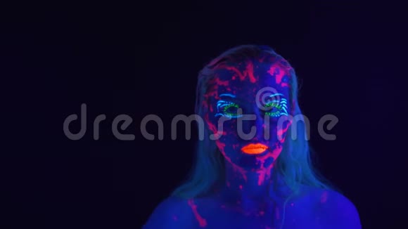 紫外线照射下的亮身女孩子录像视频的预览图
