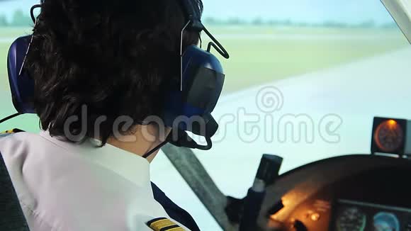 专业飞行员竖起大拇指享受他的工作和职业视频的预览图
