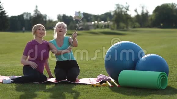 微笑健身老年女性在公园自拍视频的预览图