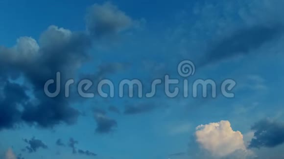 美丽的戏剧云景日落深蓝色的天空中的月亮4K高清视频视频的预览图