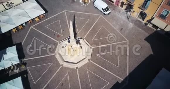 空中无人机镜头视频塔利亚科佐的全景AQ意大利中世纪城市中心广场的景色视频的预览图