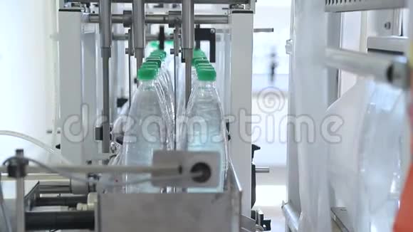 自动包装塑料瓶与薄膜在温度压力机进一步包装瓶子视频的预览图