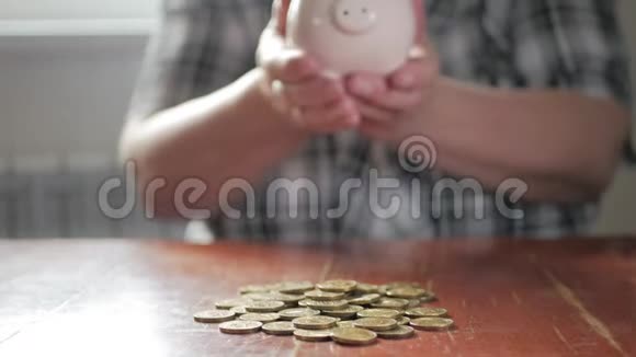 女人把硬币放在储蓄罐里省钱的概念未来需要贷款教育或抵押贷款消费假期视频的预览图
