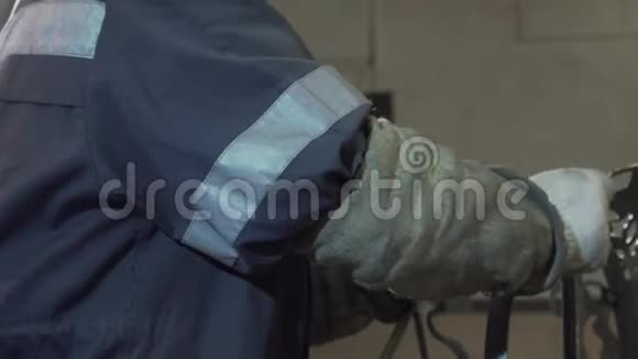 铁匠把元素焊接到他们锻造的产品上视频的预览图