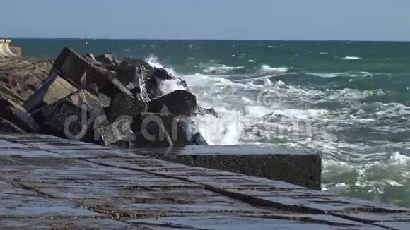 海上风暴巨大的波浪在混凝土海岸保护上破碎乌克兰黑海敖德萨湾视频的预览图