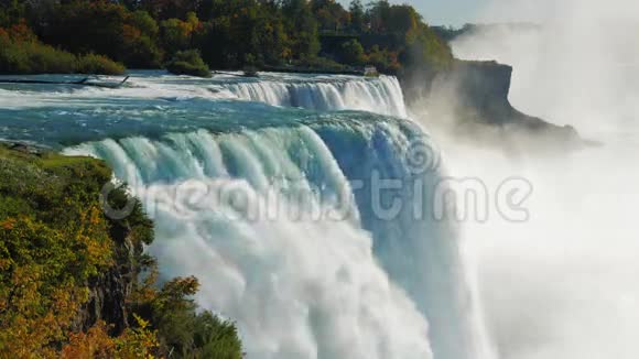 著名的瀑布尼亚加拉瀑布是世界各地游客的热门景点从美国人的角度视频的预览图