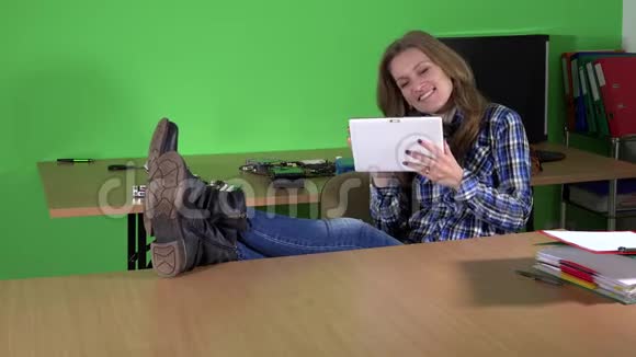 熟练的电脑修理工有双腿的坐在桌子上的女人用手提电脑遇到愤怒的客户视频的预览图