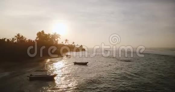 令人难以置信的空中拍摄美丽的日落海洋海岸线海浪反射夕阳到达异国情调的热带海岸视频的预览图