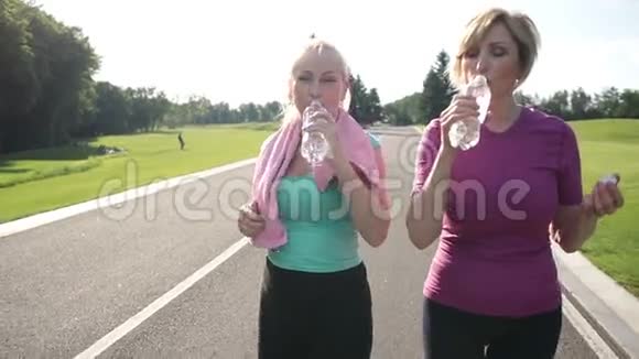 健身高级妇女慢跑后饮用视频的预览图