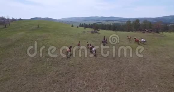 跑马的无人机视频视频的预览图