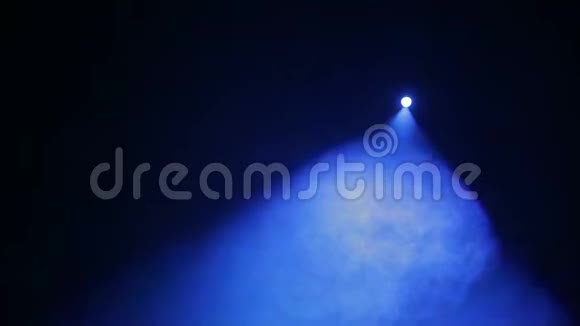 从底部到顶部的烟雾机将一束光线从一个配置文件放映机指向舞台视频的预览图