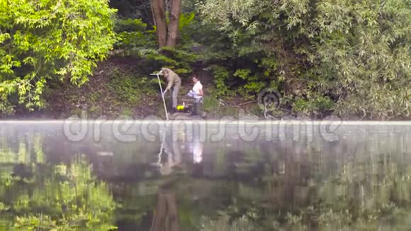 两位生态学家从湖底采集土壤样本视频的预览图