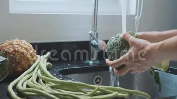 贴身女人家厨房里洗花椰菜视频的预览图