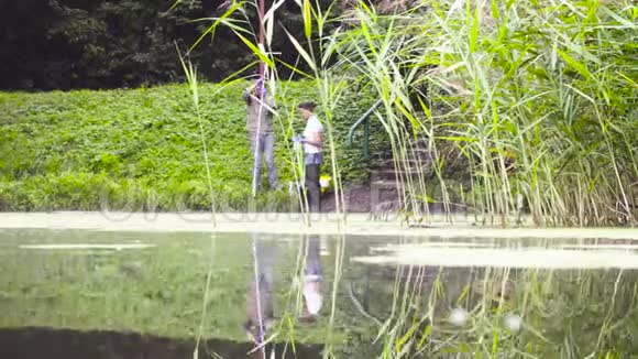 两位生态学家从湖底采集土壤样本视频的预览图