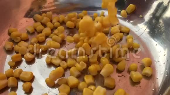 漂亮的新鲜蔬菜玉米和番茄掉进碗里慢动作视频的预览图