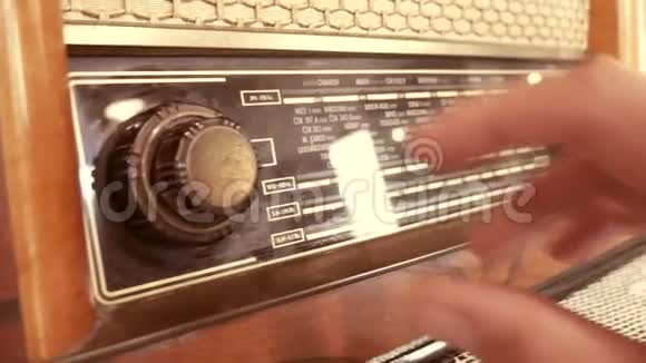 木箱里的老式收音机视频的预览图