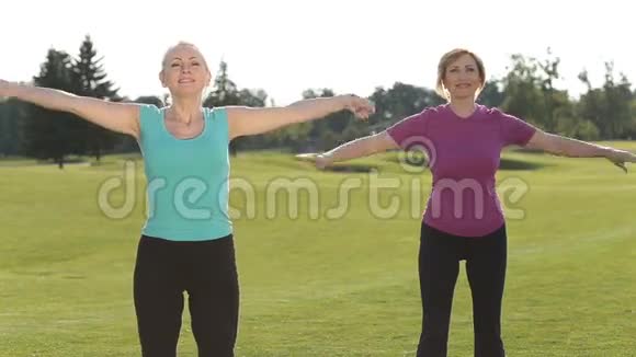 体育健身女士在公园里热身视频的预览图