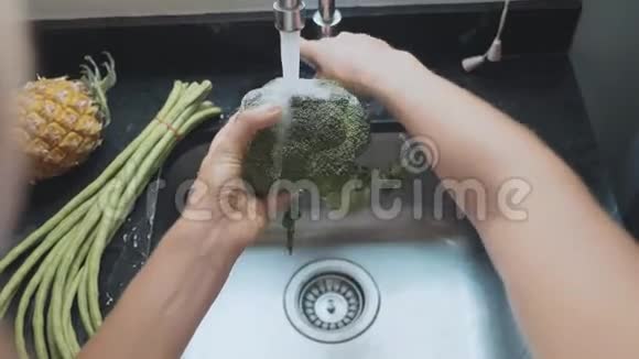 贴身女人家厨房里洗花椰菜视频的预览图