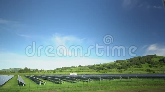 道路附近山区的太阳能电池板用铁丝网围着栅栏现代技术视频的预览图
